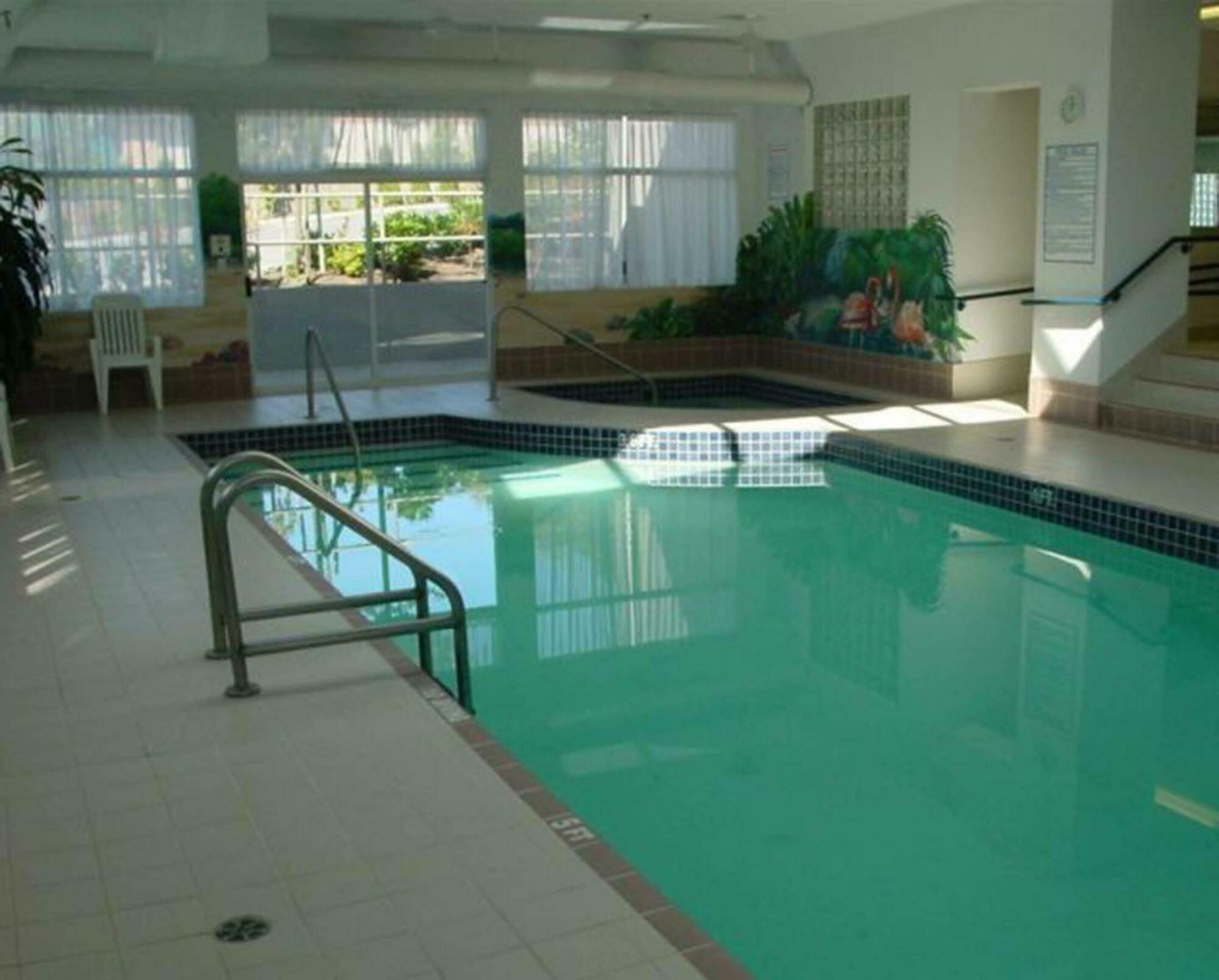Coast Abbotsford Hotel & Suites Екстер'єр фото